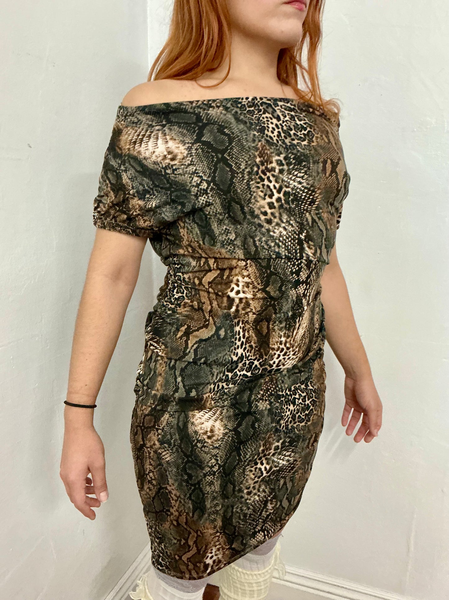 “MAGO” Ragtofab off shoulder dress.
