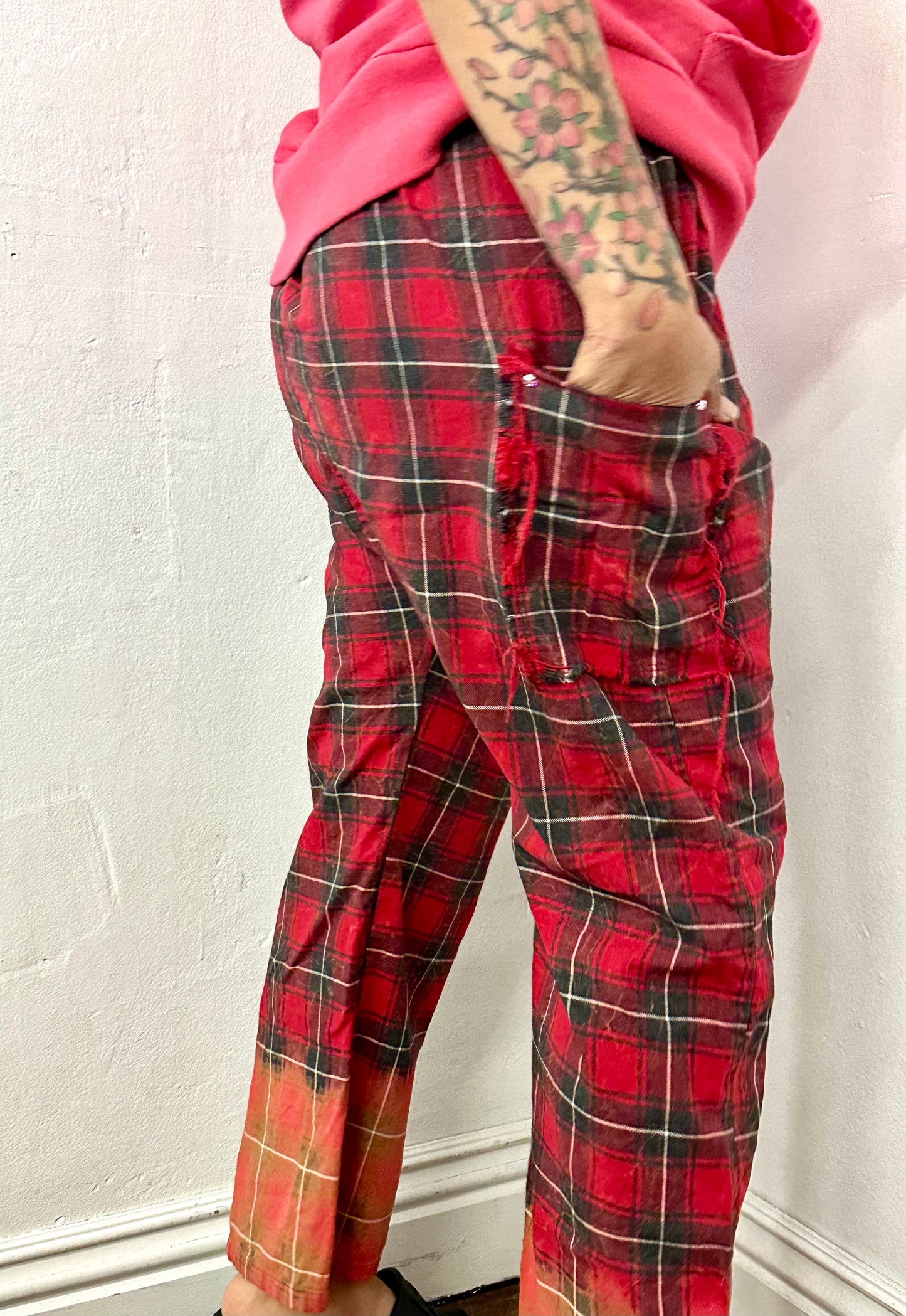 Ragtofab Cotton plaid dropped crotch pant finish with a mineral wash