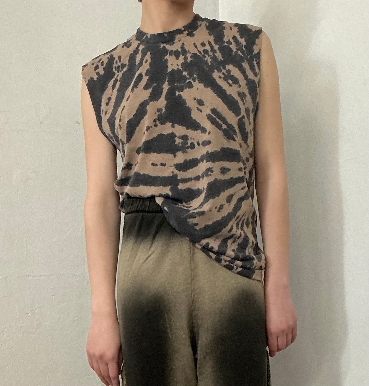 Tiger tie dye cut out sleeve tee 